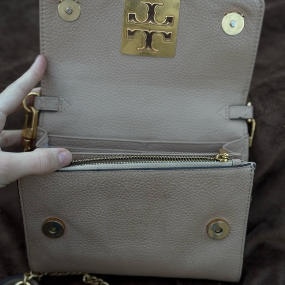 Tory Burch Light Gray Leather Bag with Gold Chain - Picture 3 of 5